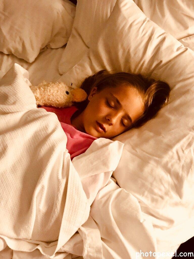 Little-Girl-Sleeping-On-Bed-Good-Night-Images